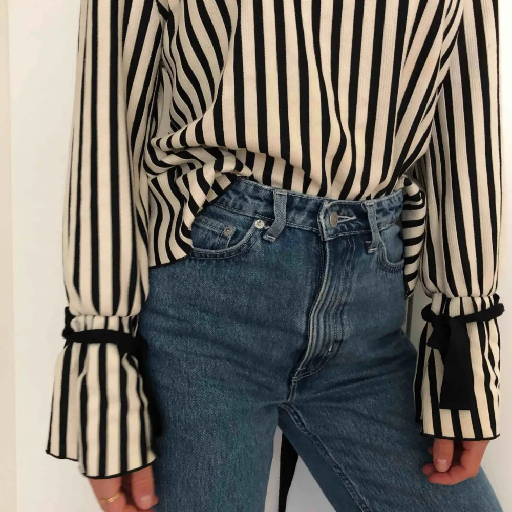 Populär slutsåld tröja från Zara! Alltid fått så mycket komplimanger när jag haft den men nu är det dags att hitta en ny ägare ❤️❤️ . Tröjor & Koftor.