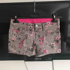 Blommiga shorts från H&M’s barnavdelning