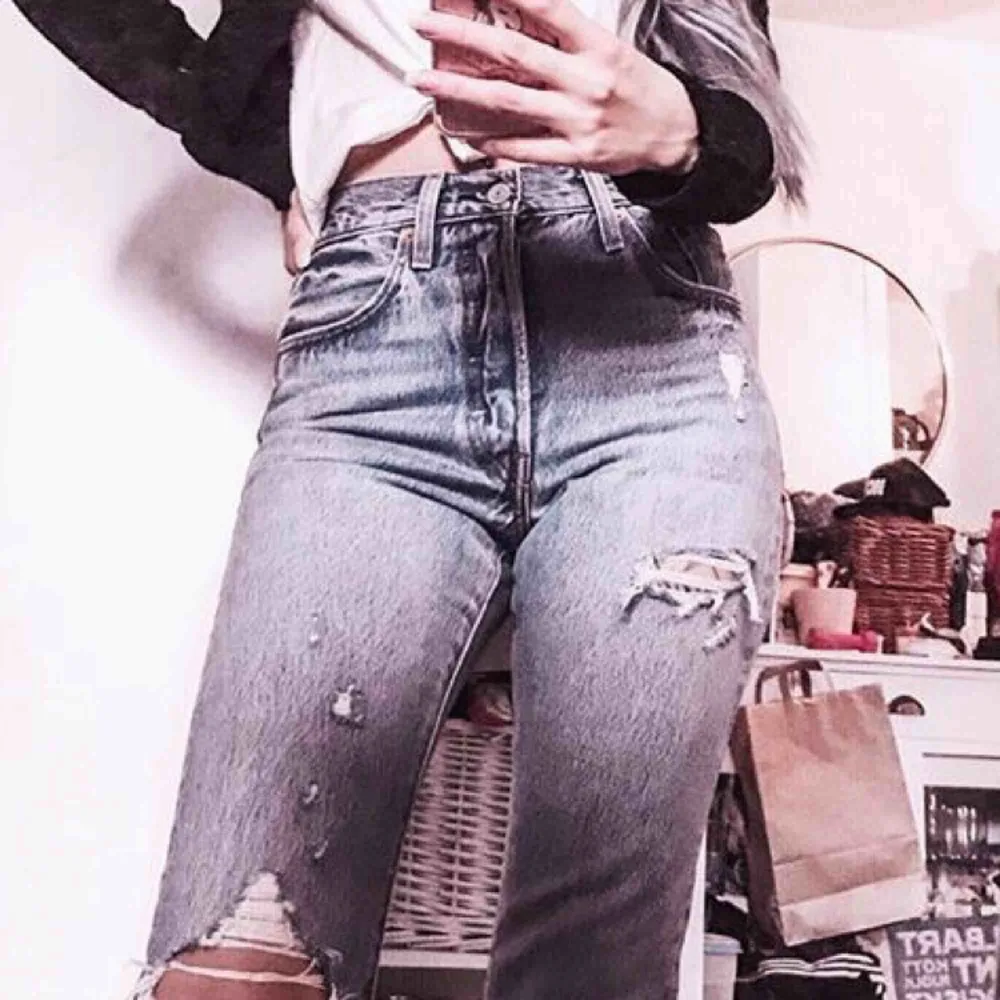 Levi’s 501 jeans med slitningar. Använda en gång!. Jeans & Byxor.