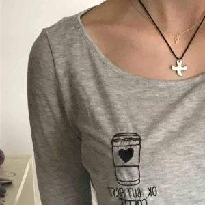  - Jätte gullig tröja från hm med texten ”ok but first coffee” och en kaffe mugg inbeordrat💖 Strl XS men passar även S, bra skick🌹  Möts i Stockholm💞 Köparen står för eventuell fraktkostnad :)
