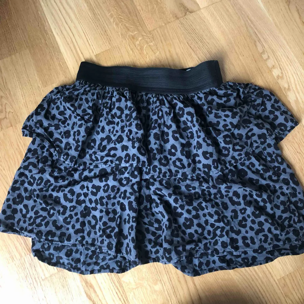 En grå leopard kjol med ”volanger”. Storleken passar på mig som är S/M. Kjolar.