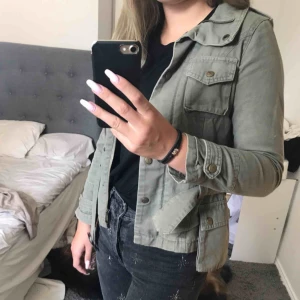  - Militärgrön jacka från märket peach. Passar dig med storlek XS/XXS