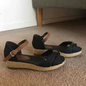 Marinblåa sandaler från Tommy Hilfiger använda en gång 