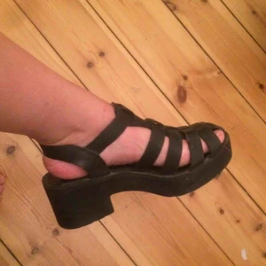  - Sandaler med klack, använda men i gott skick! 