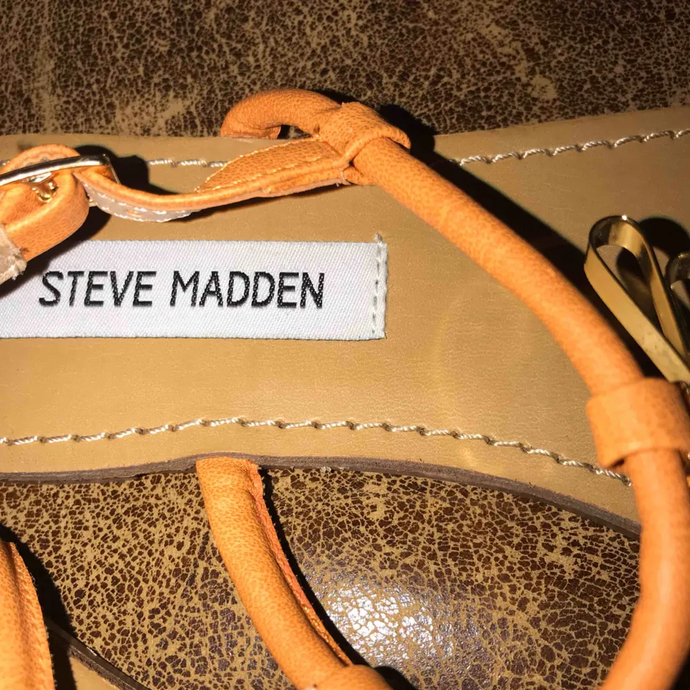 Steve Madden sandaler i toppbra skick!!🖤✨ Postar gärna men möts också upp i Malmö :). Skor.