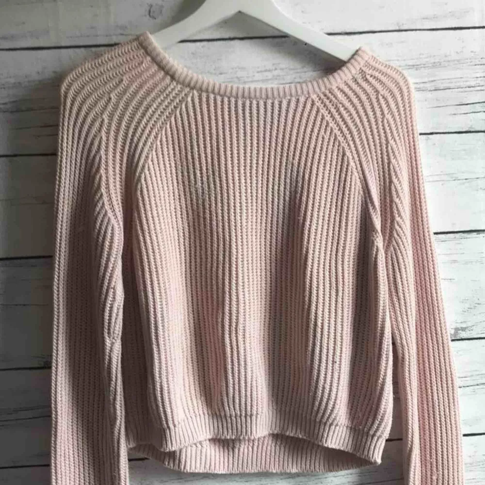 En rosa långärmad stickad tröja perfekt till en kall vinterdag! Har använt några gånger men är fortfarande i bra skick, köparen står för frakt, 25kr😊. Stickat.