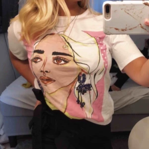  - Snygg t-shirt med tryck från Zara, aldrig använd!