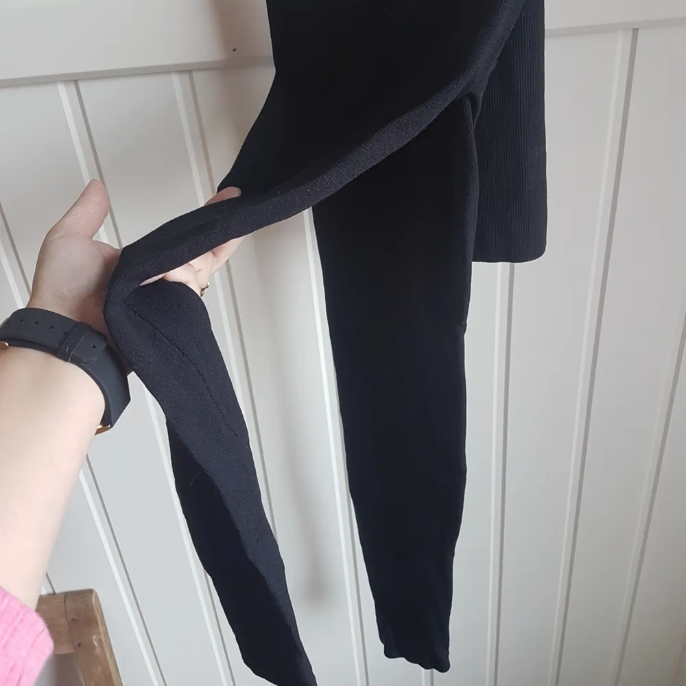 TIGHTA  svarta leggins med bred resår i midjan som ska hålla in magen (vilket dom gör). Lite tjockare tyg. Knappt använda så i nyskick. Frakten ingår! . Jeans & Byxor.