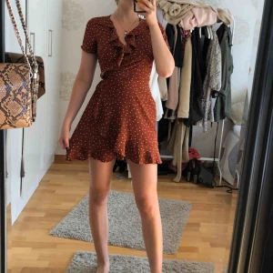  - Fin brun klänning med knyt från forever 21💘