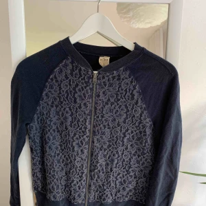  - Jättefin och skön kofta från Hollister. Köparen står för frakten