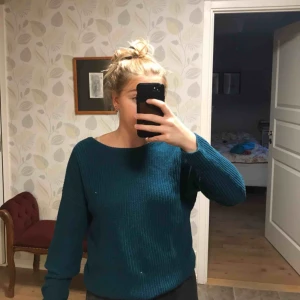  - En fin stickad tröja från NA-KD i en grönblå färg storlek xs. Knappt använd och inga fel på den, kostade 300kr från början så säljer för 150kr. Den kan även användas med v-skurningen i fram! Frakt tillkommer 🥰