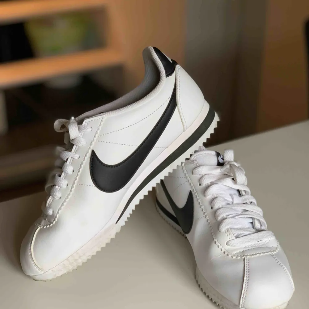 Nike Cortez sneakers som är använda max 2 gånger. Modellens storlek är väldigt liten så strl 38 passar perfekt till någon som vanligtvis har strl 37. . Skor.