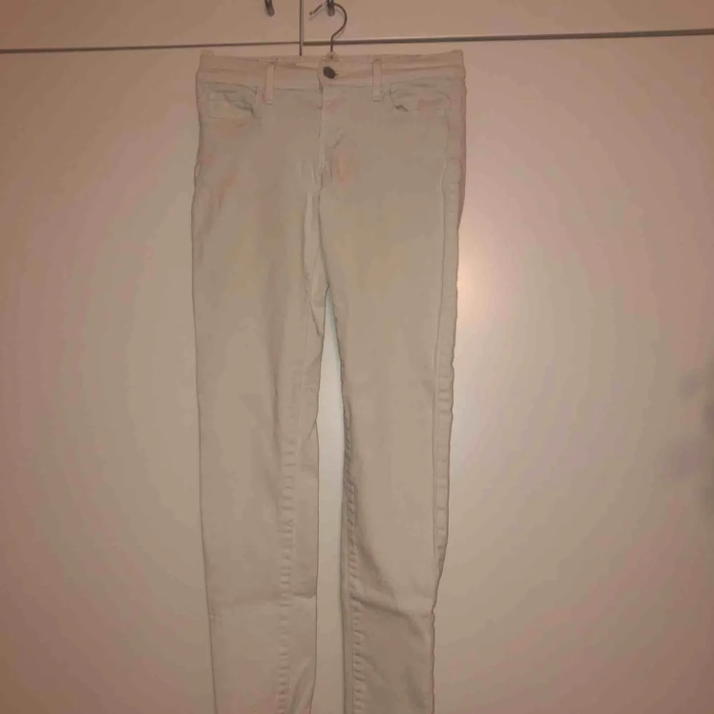vita skinny jeans från levis. nästan aldrig använda.. Jeans & Byxor.