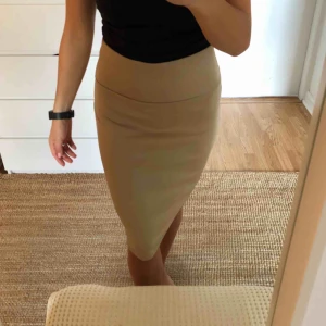  - Beige trikokjol, storlek M