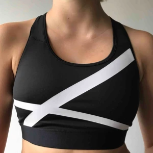  - Oanvänt sport-bh svart med vita detaljer!