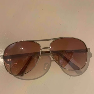  - Guliga/bruna Rayban aviator imitation. Frakt ingår i priset. 