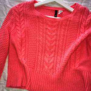  - Rosa tjocktröja. säljer den på grund av att det inte är min still och den tar plats i min garderob 
