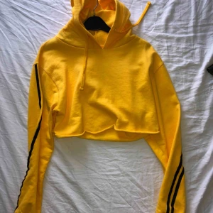  - Madlady hoodie. Knallgul me svarta sträck längst armarna och luvan. Har använt typ två gånger