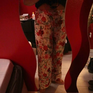  - Sköna och snygga byxor! Använda fåtal gånger bra skick! Strl 40 köparen står för frakt