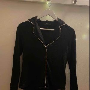  - Säljer denna super mysiga pyjamas skjorta! Frakt tillkommer💕✨