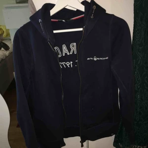 Sail racing tröja - En fin och varm sail racing tröja från nk. Väldigt ny och i fint skick.