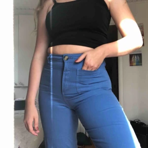  - Perfekta byxorna i finaste färgen!! Croppade i benen