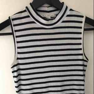  - Långklänning som går ner till vristerna. Sparsamt använd. 