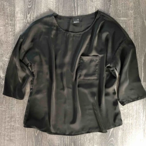  - Stilren blus med ficka. Storlek: 34 men går även till någon 36:a 😉