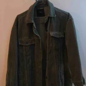  - snygg och trendig jacka från zara. ganska stor i storleken. möts upp i Stockholm eller så står köparen för frakt💚