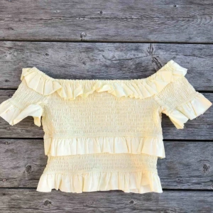  - Superfin ljusgul topp från hm, använd två gånger. Nypris 350kr  Köparen står för frakt :)