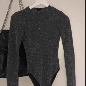  - Jätte fin glittrig body i storlek 34, öppen i ryggen! Kan fraktas om köparen står för frakten.