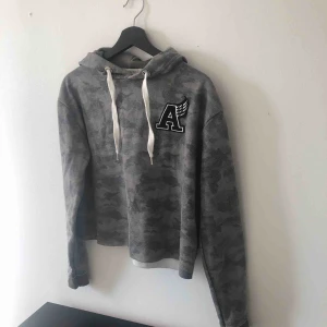  - camoflage hoodie med supermjukt material inuti! använd 2-3 gånger, den är i nyskick. passar strl XS-M