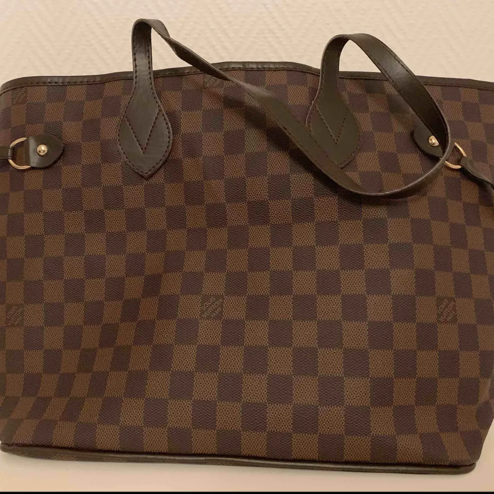 Louis Vuitton väska. Oanvänd och riktigt fint  —— OBS: KÖPAREN STÅ FÖR FRAKTEN! . Väskor.