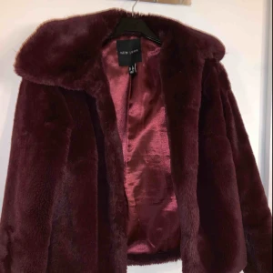  - Fake fur jacket från new look. Knappt använd. Vinröd/med mörklila nyanser. Jättesmjuk höstjacka.  Säljer pga använder inte den längre.   Frakt 59