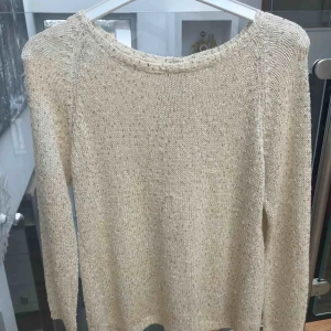  - Skitfin lite glittrig tröja från Zara i storlek M. I väldigt bra skick. Frakt tillkommer 