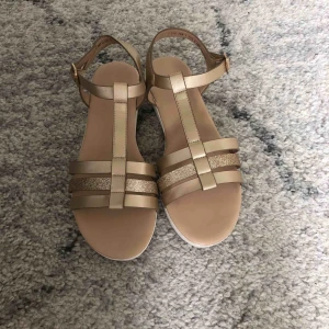  - Sandaler köpta från deichmann förra året använda bara ett fåtal gånger