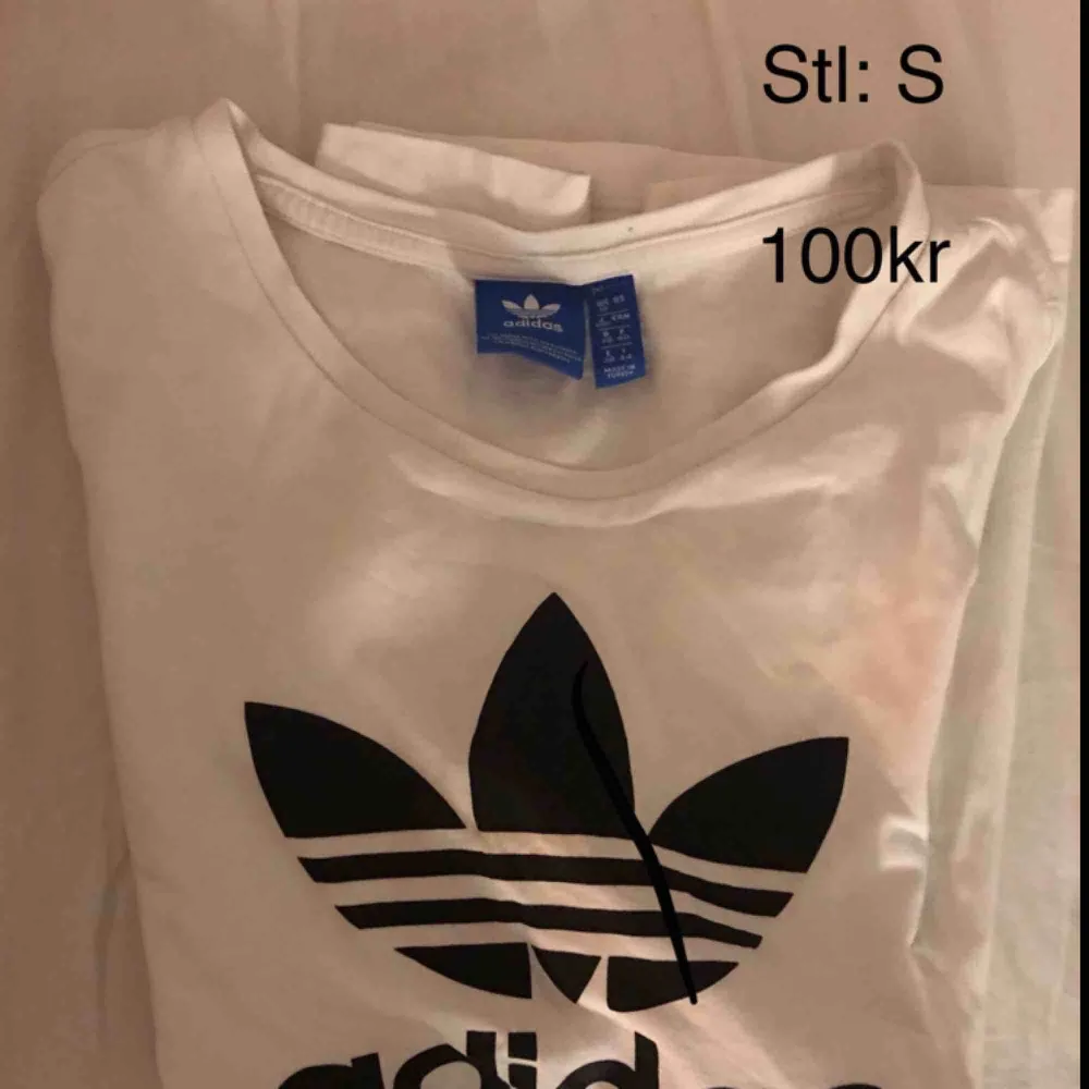 Adidas tröja i storlek S. Kan frakta men då står köparen för frakten. T-shirts.