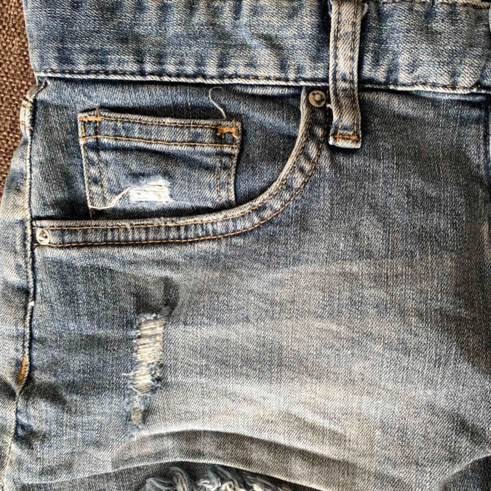 Jeansshorts från H&M Schyssta detaljer och knappt använda. Shorts.