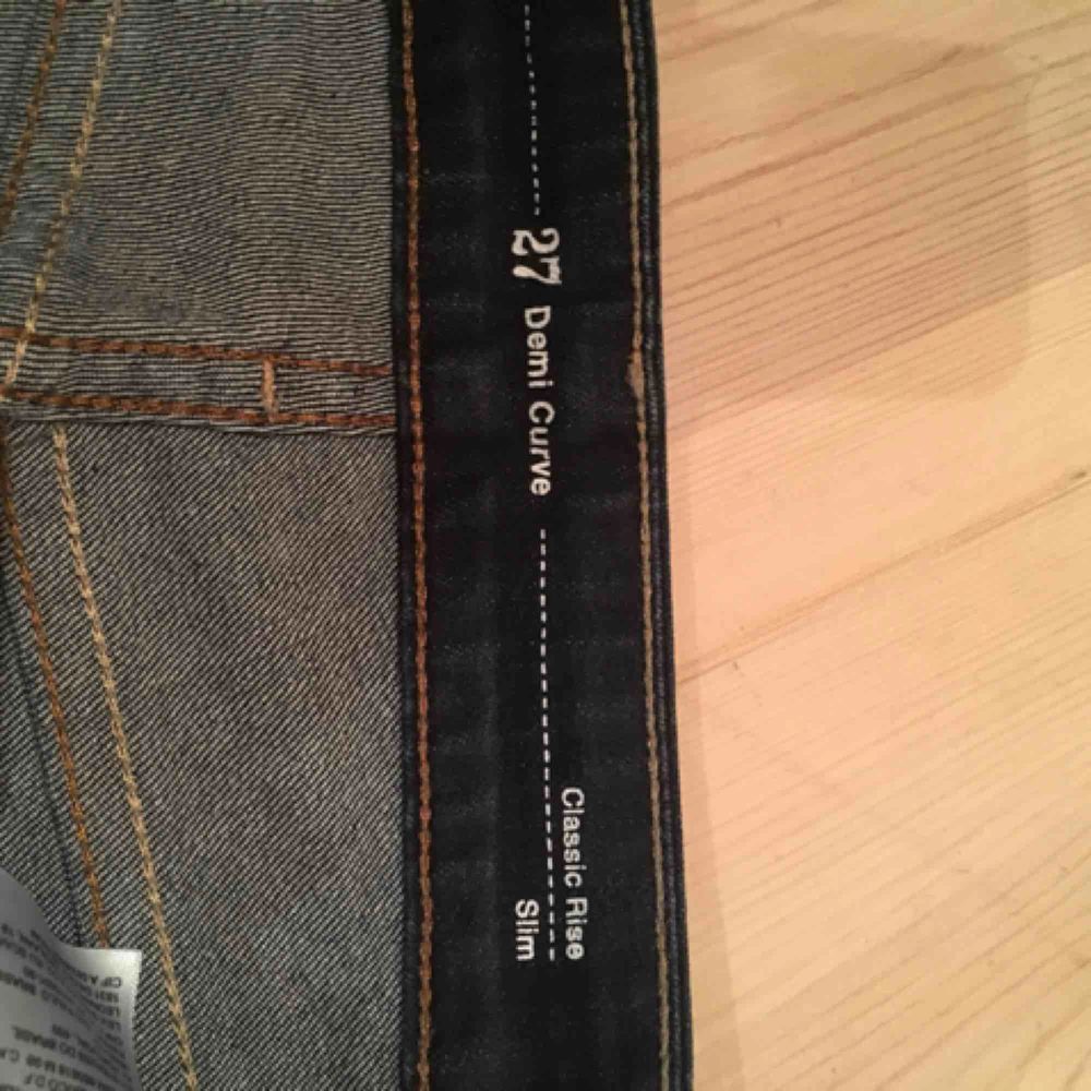Knappt använda Levi’s jeans, snygg mörkblå färg. Stretchiga i tyget och modell ”demi curve” och 27 i midjan. Sitter väldigt snyggt över rumpa och lår. Kan skicka fler bilder om det behövs 🌞. Jeans & Byxor.