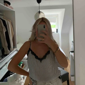  - Linne från zara, strl L men sitter mer som en M och jag brukade knyta smörerna så funkar den för mig som är S!💗 frakt ingår ej