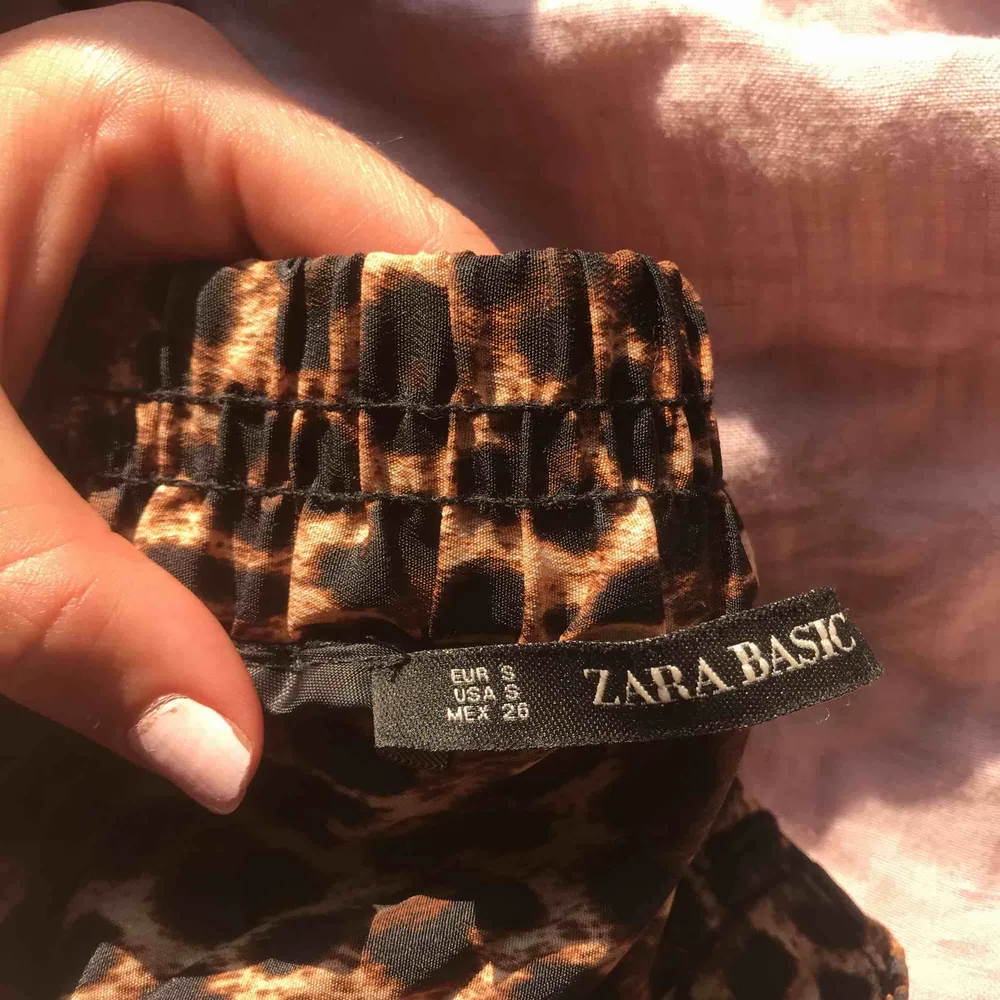 Plisserad leopardmönstrad kjol från ZARA, gott skick och absolut inte sliten. Skriv gärna om ni har frågor.. Kjolar.