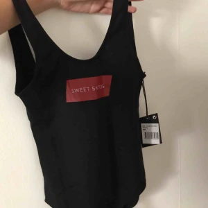  - Superfin body ifrån märket sweet sktbs. Endast testad då den tyvärr va för liten för mig, därför är lappen fortfarande kvar. Skriv om du har frågor eller vill ha fler bilder ❣️