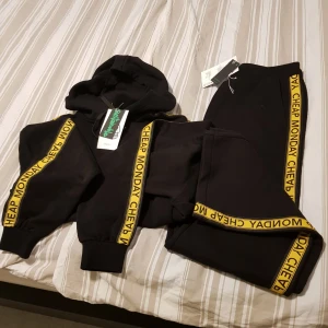  - Helt ny dress storlek medium, svart med guld färg rand,ny pris 1000kr, säljes för halva priset 