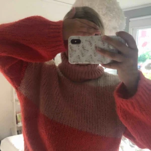  - Säljer nu min fina stickade tröja från Chiquelle,  det är en one size storlek på den men skulle säga att den passar en XS-M  det är ett tjockt och varmt material på den Original priset på den var 500kr  Möts upp i Örebro, annars står köparen för frakten