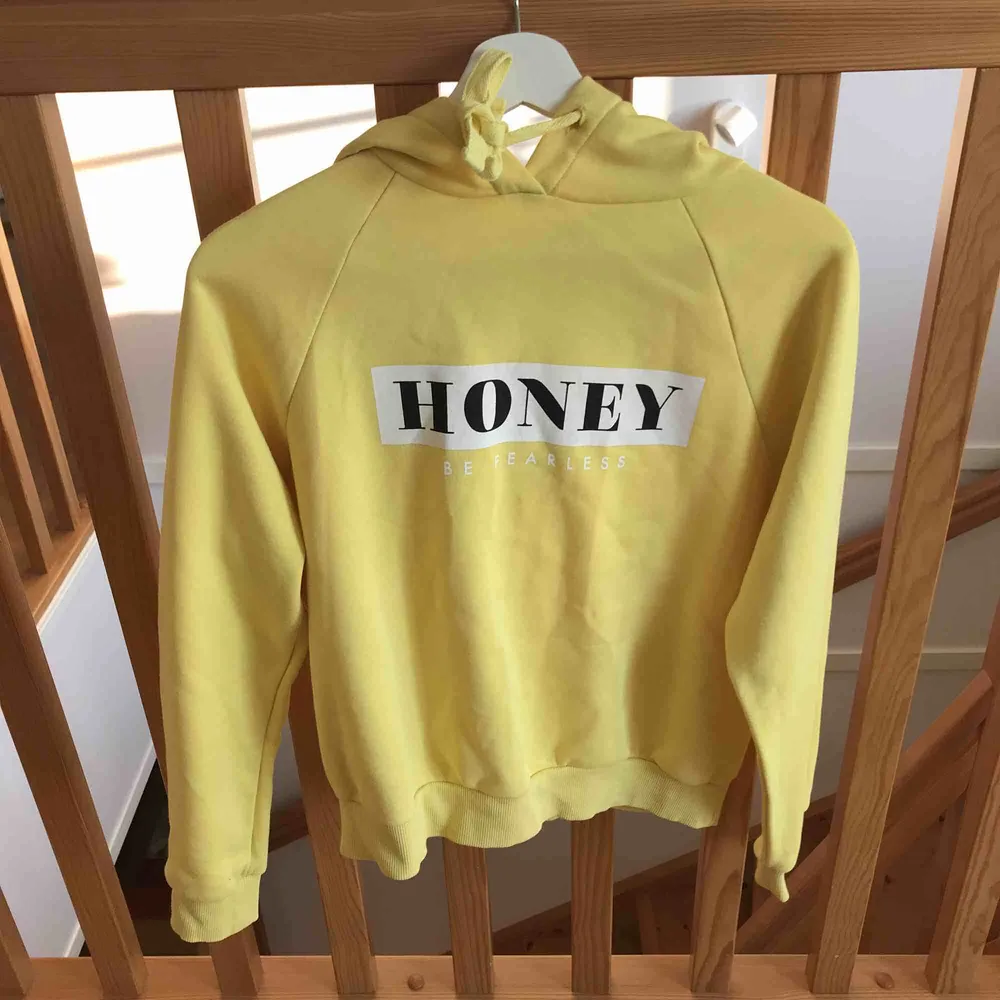 ”Honey - be fearless” Gul hoodie från GinaTricot! I bra skick. Tröjans färg beskrivs böst i första bilden.. Hoodies.