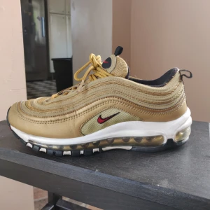  - Nike air max 97 i färgen Metallic gold. Storlek 38,5. Är sparsamt använda. Kan mötas upp i Lund alt skickas men då står köpare för frakten.