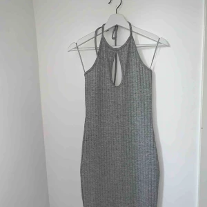  - Skön klänning från BikBok som tyvärr inte kommer till användning. Sparsamt använd! 