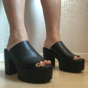  - Superfina klackar med platå! Inköpta för ett bra tag sedan men säljer eftersom att de inte kommit till stor användning. Veganska! Använda cirka 2-3 ggr. Kan mötas upp i Uppsala men kan även fraktas (avgift tillkommer). Priset kan prutas🥰