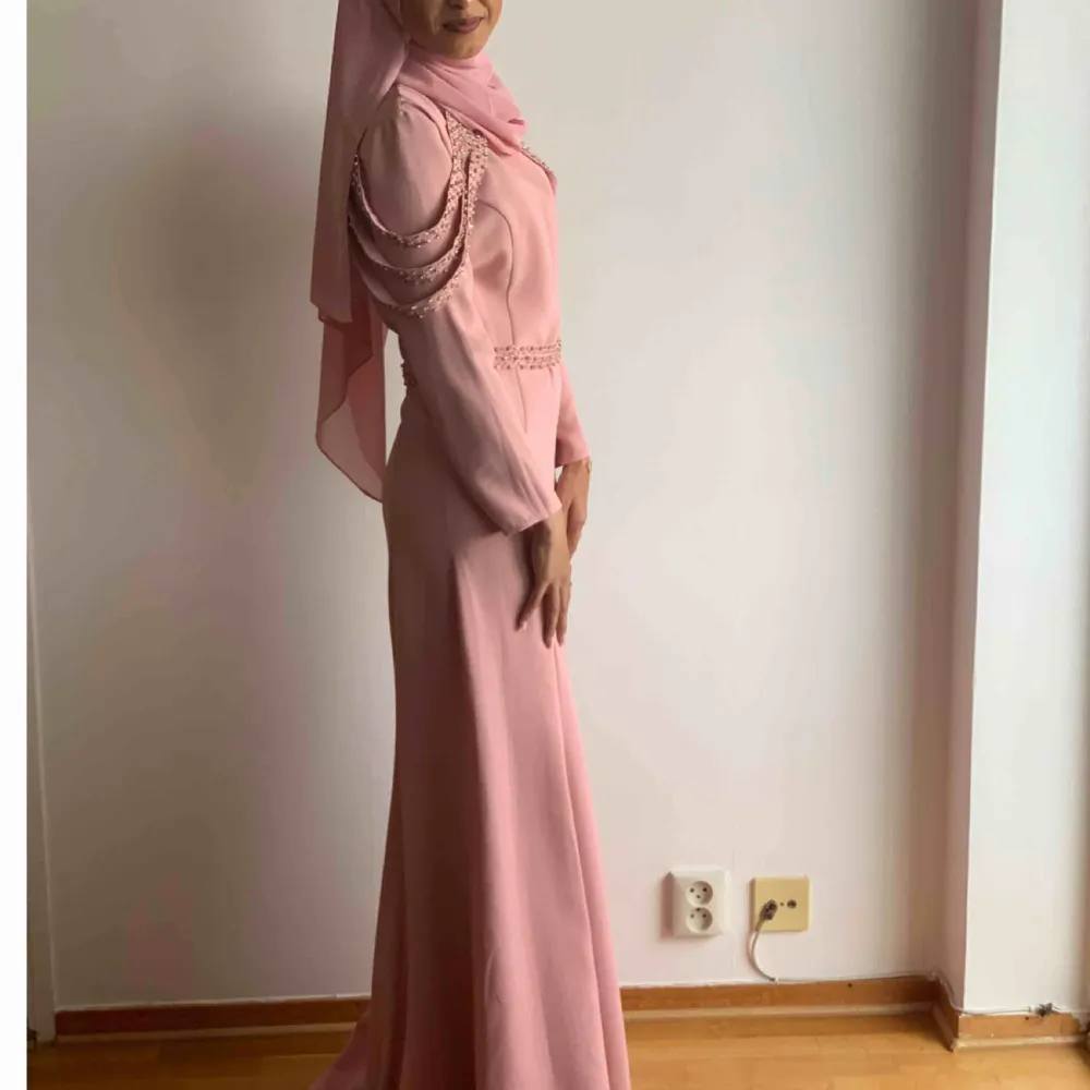 Rosa lång klänning med strass detaljer Strlk 38 Köpt för 1500kr  Använd en gång Pris kan diskuteras Skriv för fler bilder. Klänningar.