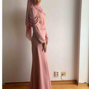 Rosa lång klänning med strass detaljer Strlk 38 Köpt för 1500kr  Använd en gång Pris kan diskuteras Skriv för fler bilder